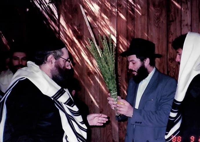 מברך על הלולב של כ"ק אדמו"ר מלך המשיח שליט"א חוה"מ סוכות תשמ"ח